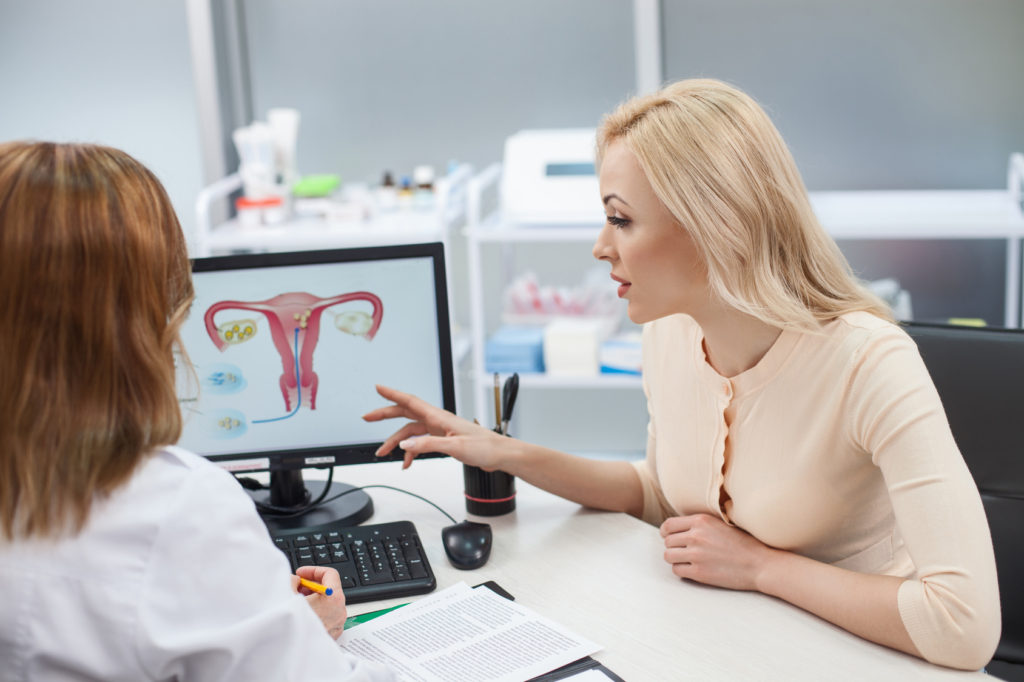 Une jeune femme qui envisage de poser des questions sur le don d'ovules