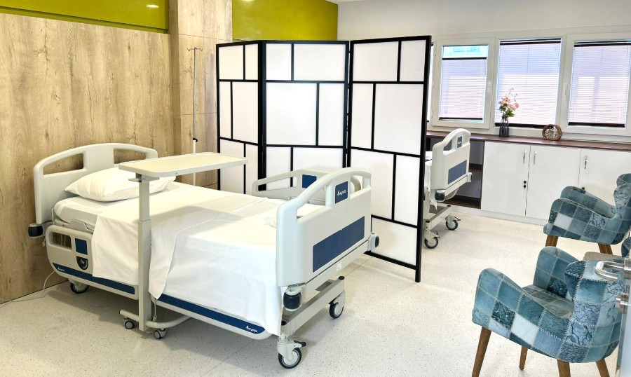 Chambre confortable pour les patients à l'hôpital de FIV de Chypre