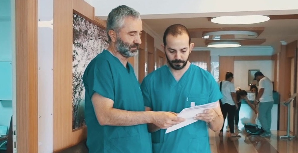Deux médecins en blouse médicale discutant de dossiers au Centre de FIV Gynolife à Chypre