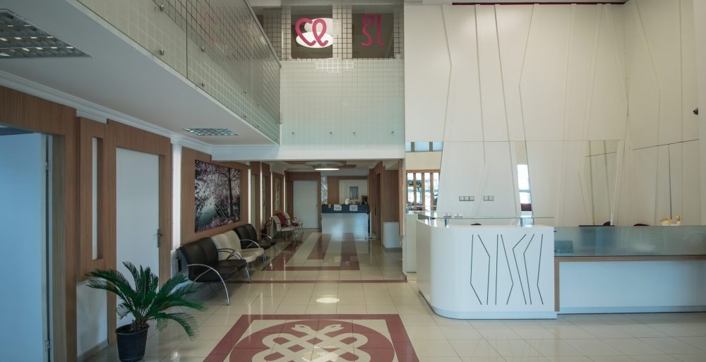  Hall d’accueil spacieux et moderne du Centre de FIV Gynolife à Lefkoşa, Chypre