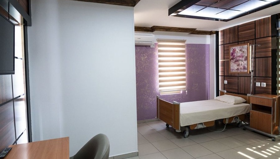 Chambre de patient confortable et moderne au Centre de FIV Gynolife à Chypre