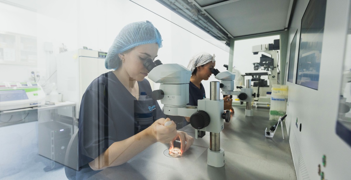 Des embryologistes travaillent au laboratoire de l'IREMA