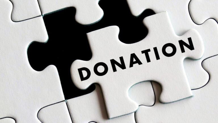 Pièce de puzzle avec le mot « DONATION » comblant un espace vide.