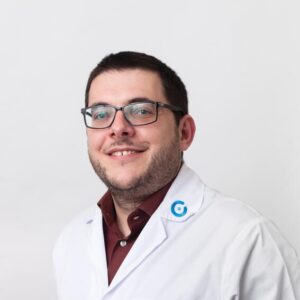 Dr Vladimiro Silva en blouse blanche de Ferticentro, expert en FIV et don d’ovocytes au Portugal.