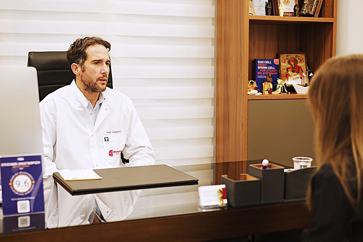 Le Professeur Panagiotis Drakopoulos en consultation de fertilité individuelle avec une patiente dans son cabinet