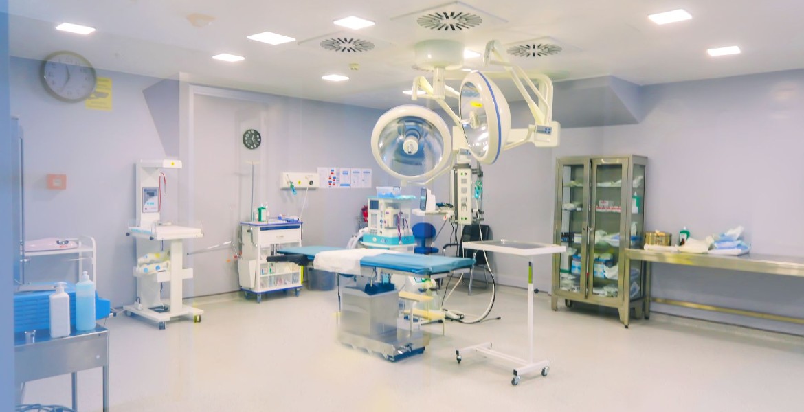 Bloc opératoire stérile et équipé de la clinique LeaderMed en Géorgie pour la collecte d'ovocytes.